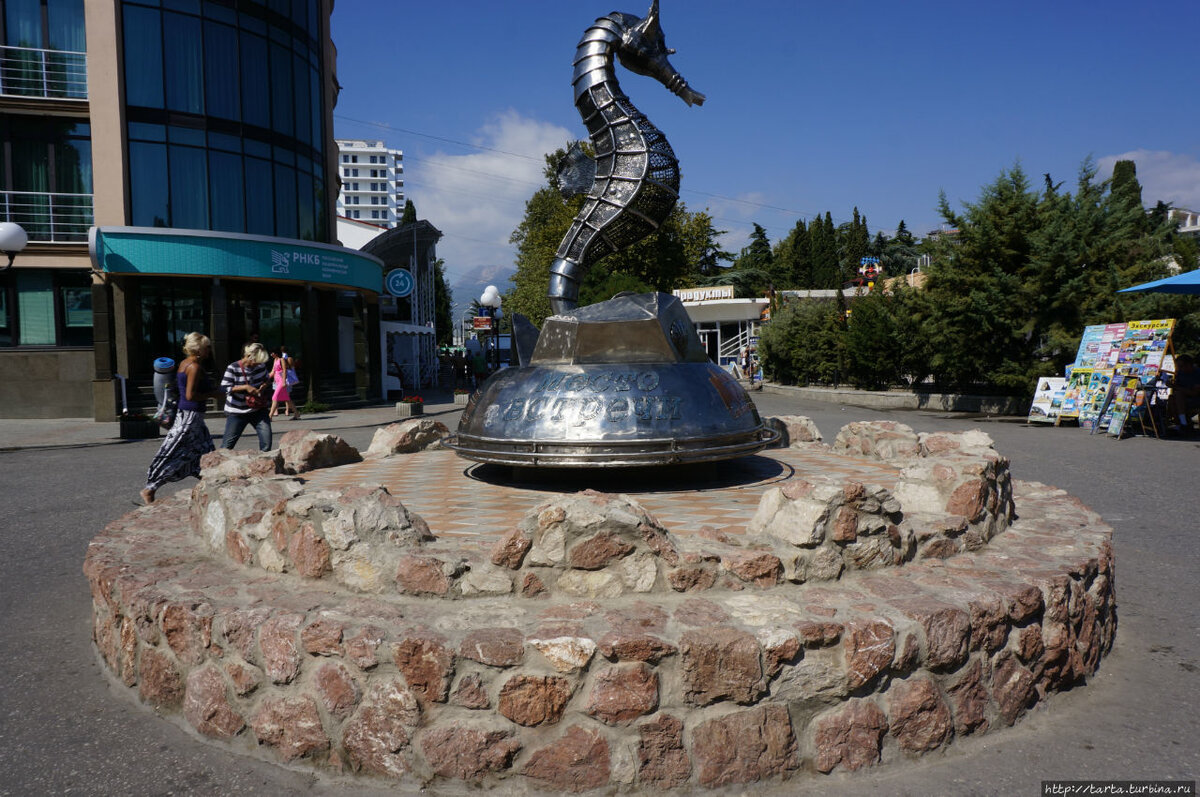 Алуштинский городской. Морской конек Алушта скульптура. Алушта центр города. Конек Алушта. Алушта памятники на набережной.