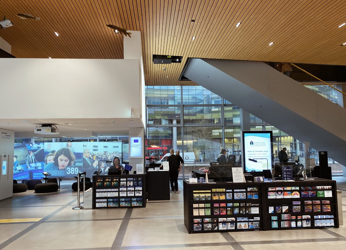 Стойка информации на первом этаже 