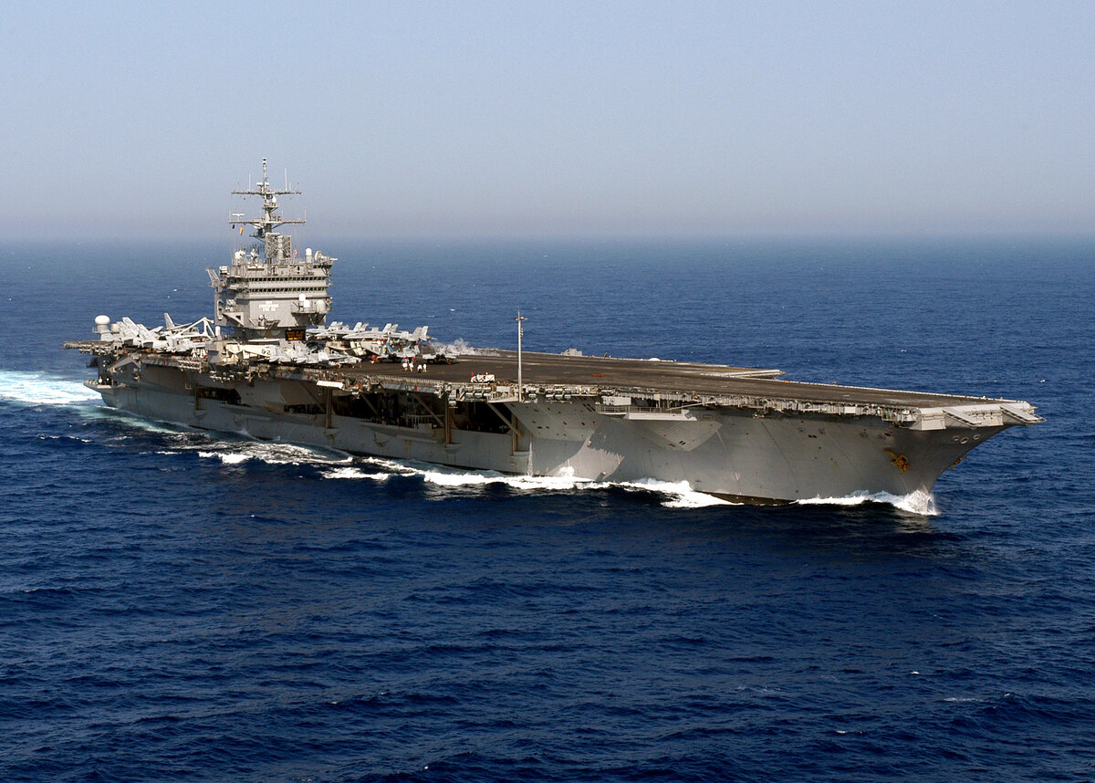 АВМА "Энтерпрайз" где-то в Атлантике. 14 июня 2004 г. (U.S. Navy photo by Photographer's Mate Airman Rob Gaston)