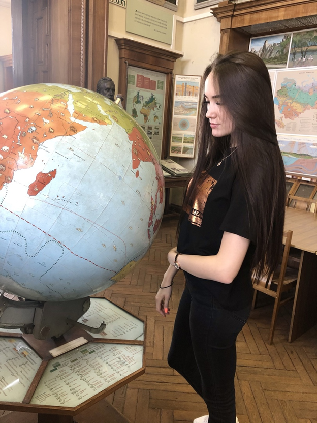 Музей землеведения в МГУ. 
The Earth Science Museum at Moscow State University (The Museum of Natural History)

