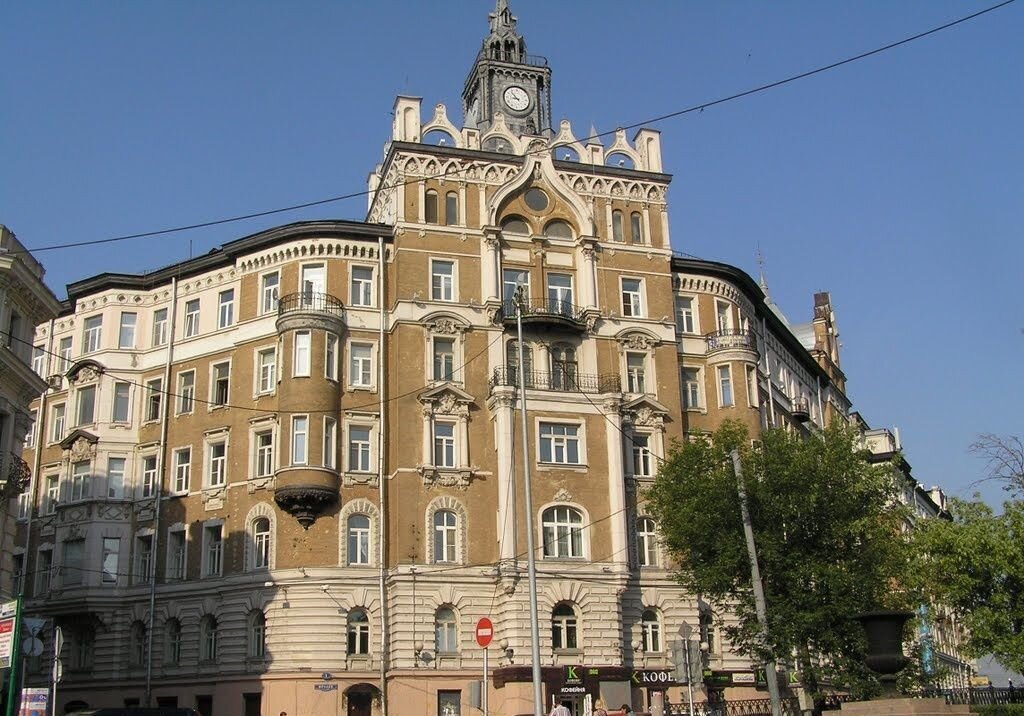Дом имеет несколько адресов: Сретенский бульвар, дом 6/1, Милютинской переулок, дом 22, Бобров переулок, дом 1 и Фролов переулок, 6/1с2.
