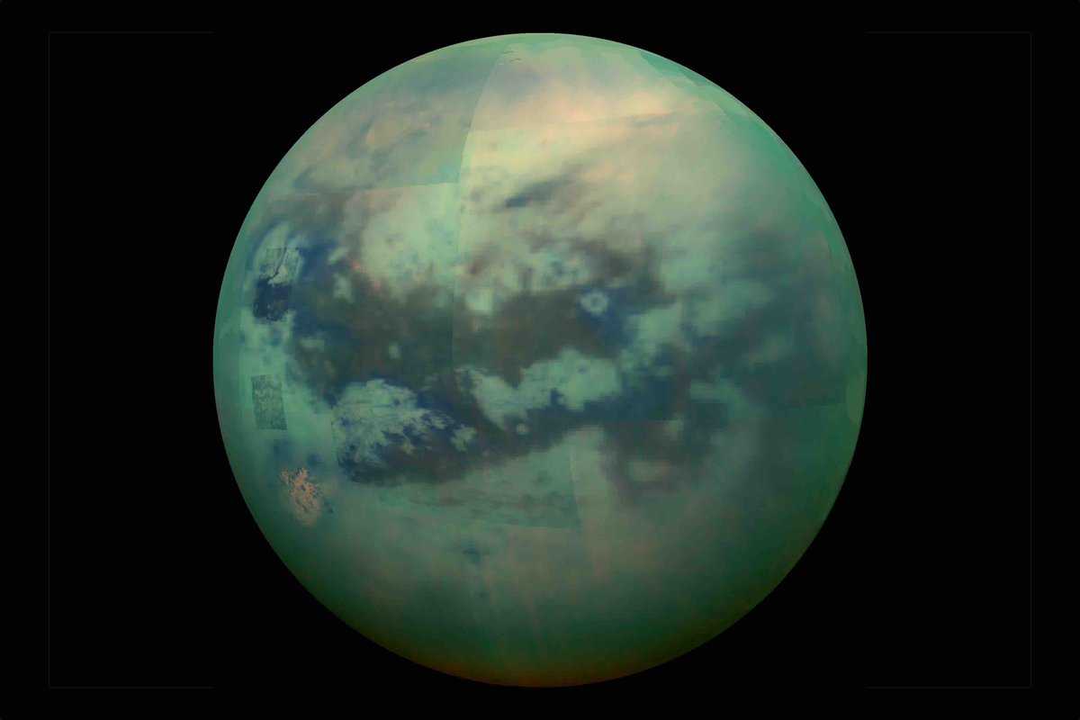 Составное инфракрасное изображение Титана, сделанное космическим кораблем НАСА Кассини в 2015 году. НАСА