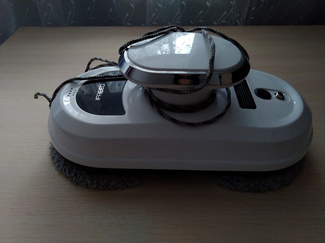 В жизни робот имеет достаточно внушительные размеры. Пестрый шнур - это страховочный трос. Его использование обязательно.