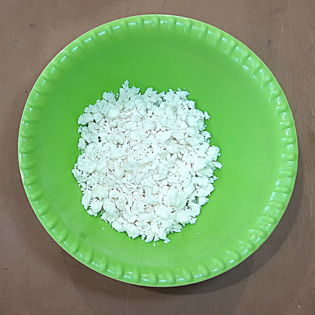 Твёрдый сыр пропускаем через тёрку.