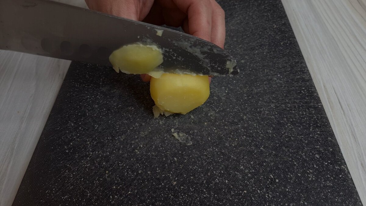 Нарезаем отварной картофель