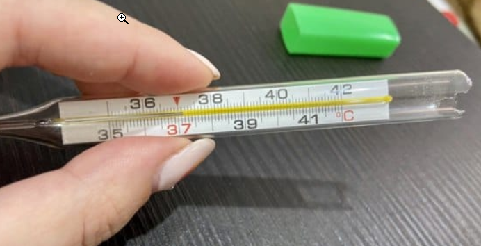 Нашла в интернете точно такой градусник, который видела на подоконнике. Задерживаться и фотографировать его с ребенком за руку было опасно.