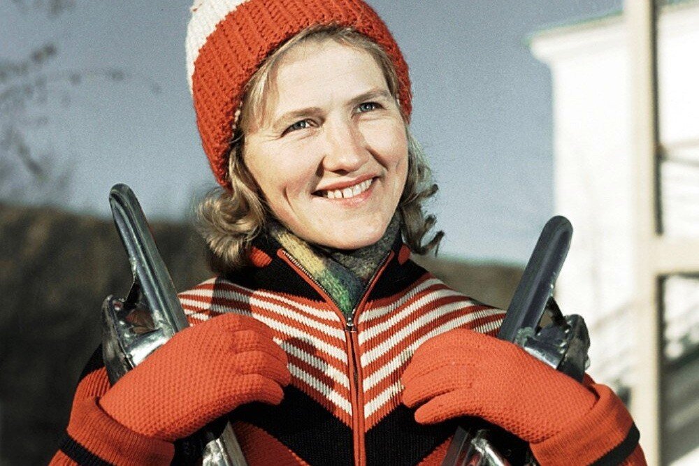 Спортсменка скобликова. Далеко от Москвы фильм. Далеко от Москвы 1950. Лидия Скобликова Олимпийская чемпионка. Лидия Скобликова конькобежка.