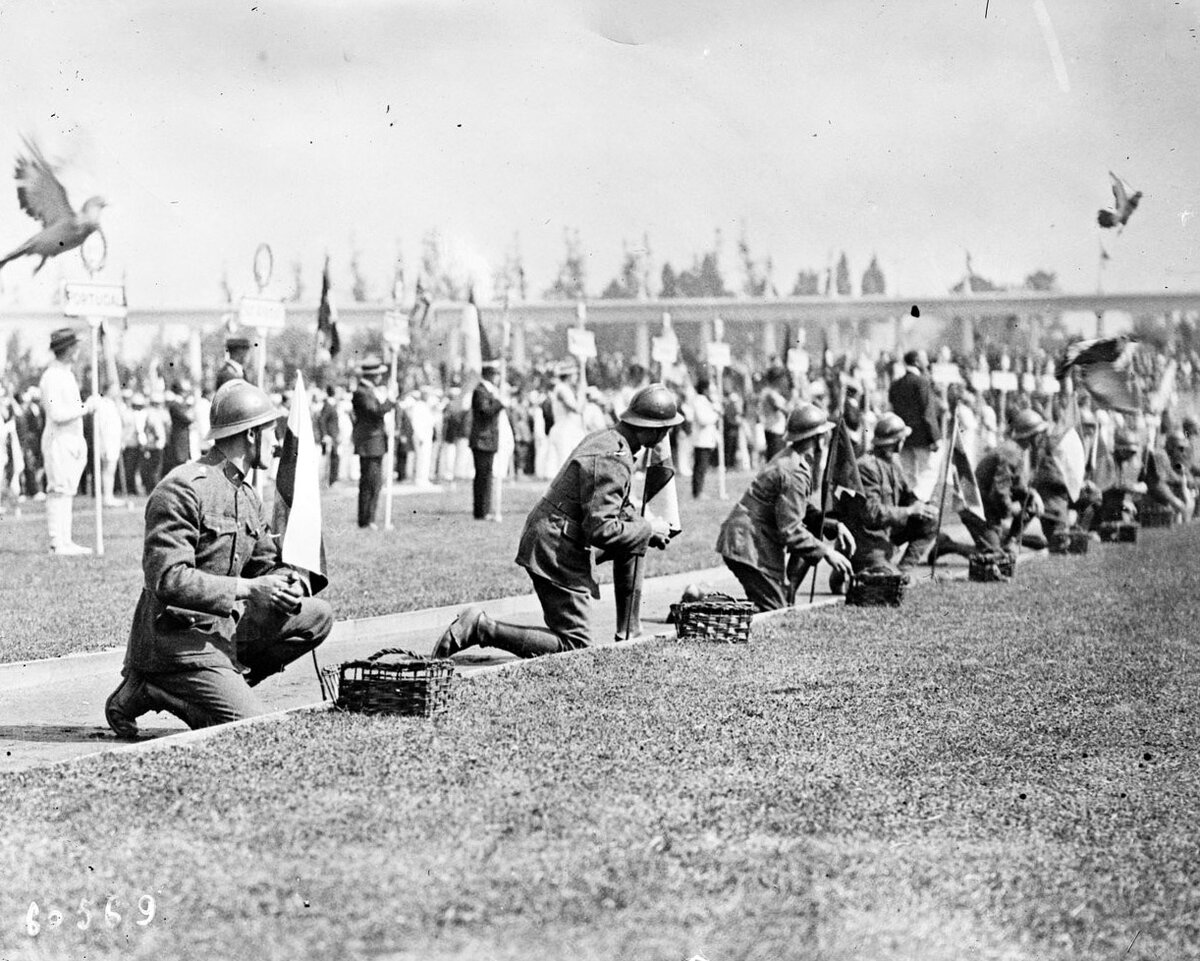 Солдаты запускают голубей мира на церемонии открытия игр в 1920 году