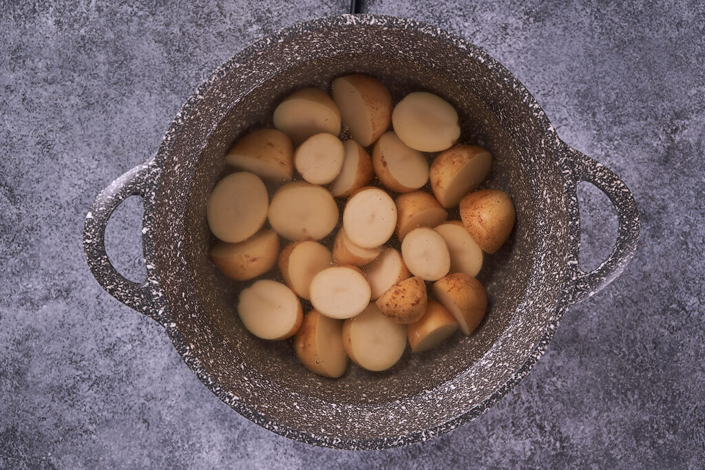 Для рецепта возьмите: Как готовить:  1. Мелкую картошку очистить, нарезать крупными кубиками и отварить в подсоленной воде до состояния аль денте. 2.-2