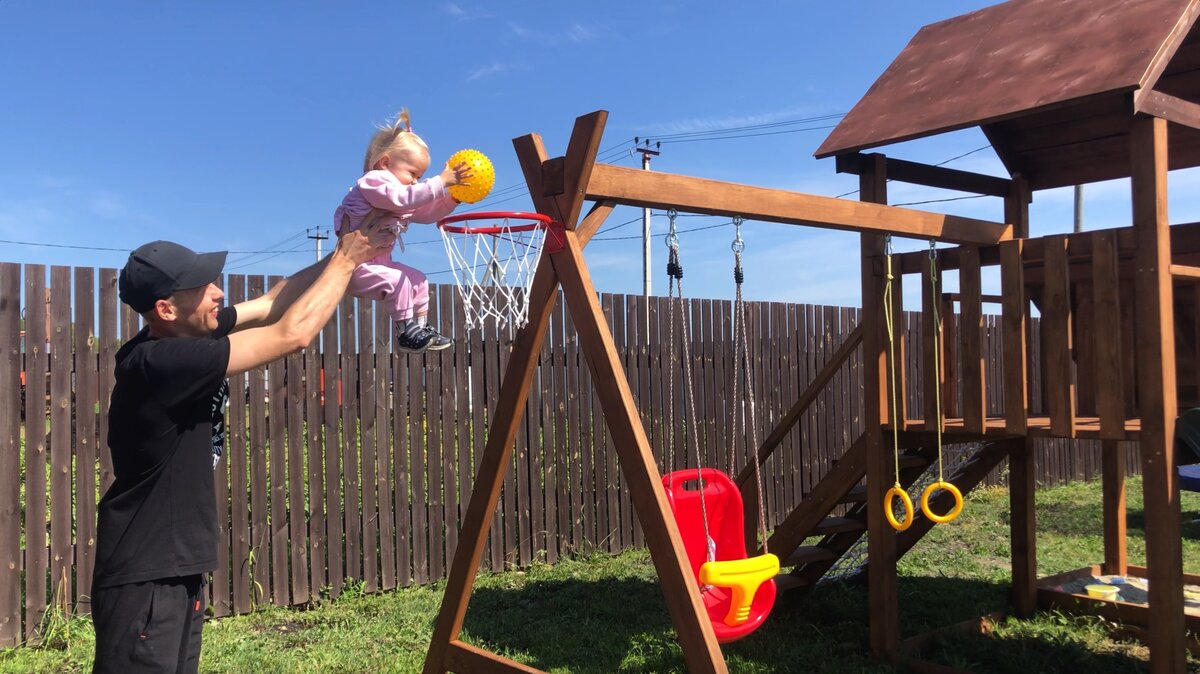 Повесили с торца, по нашему мнению, тут наиболее удобное место 