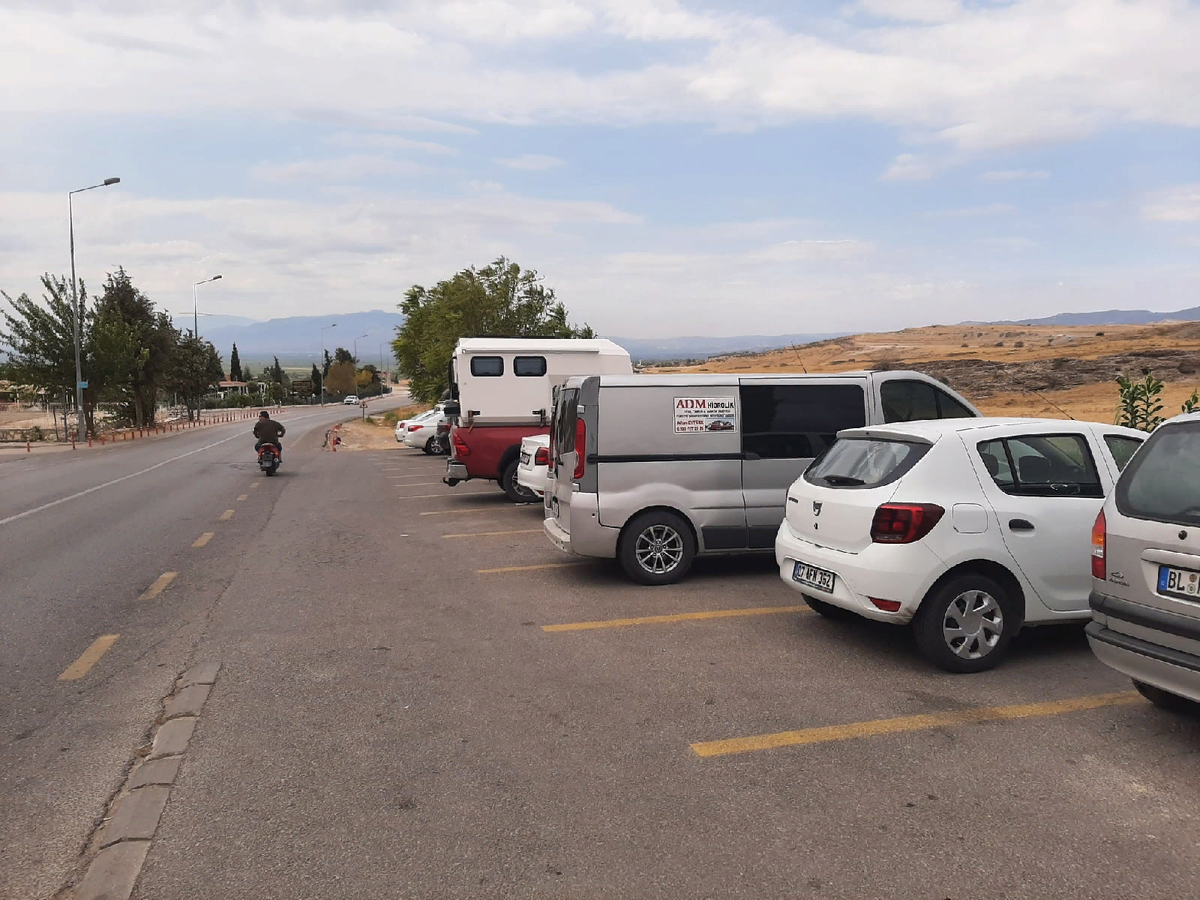 Рандомная парковка. Можно увидеть и старушку, и минивен, и автодом, и Дачу - так называется Рено в Турции