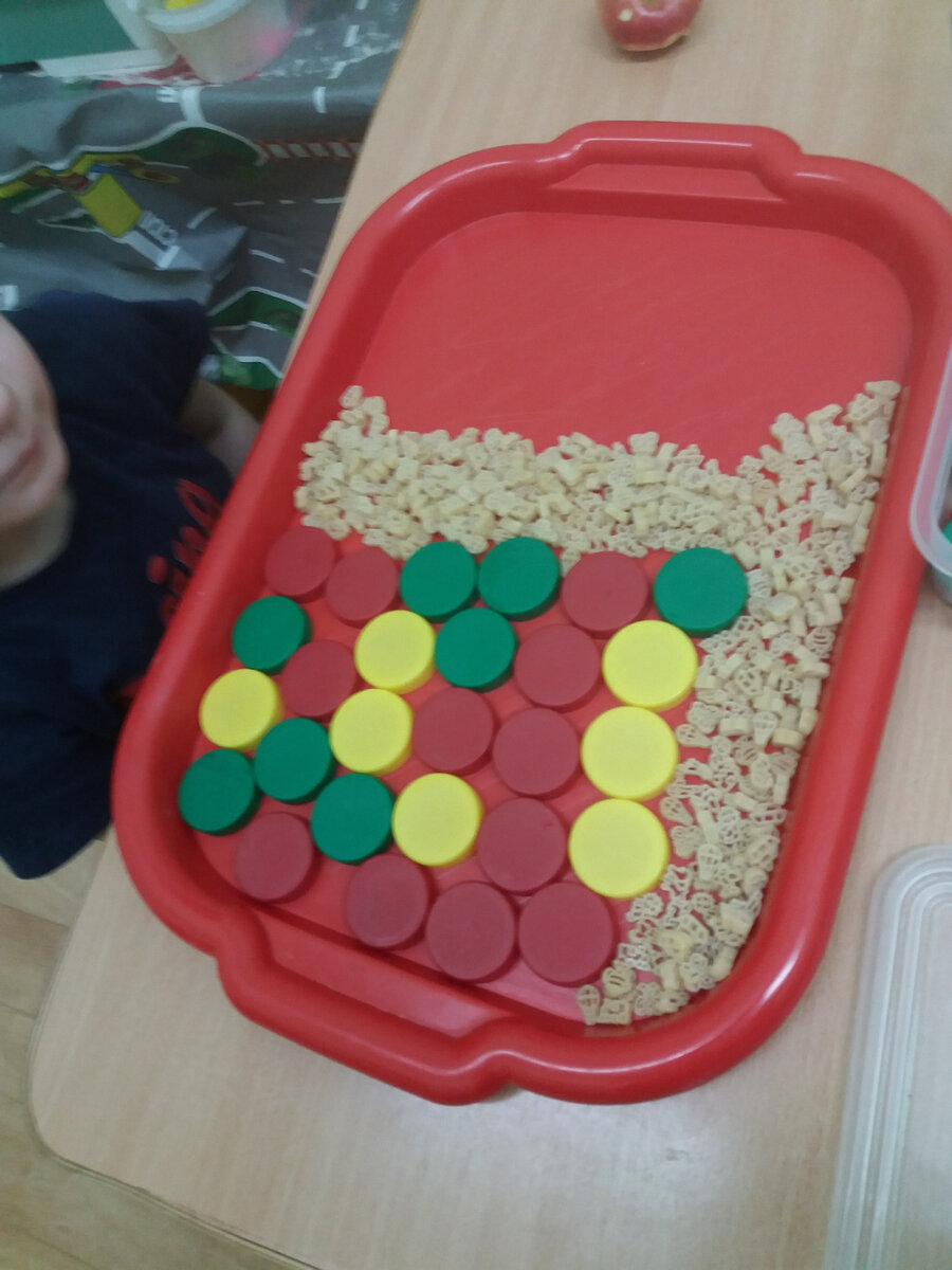 Казалось бы здесь мало фантазии. Но мальчик абстрактно изобразил центр управления техникой в Макаронии. Крышки  – это кнопки для управления. Технарь, однако