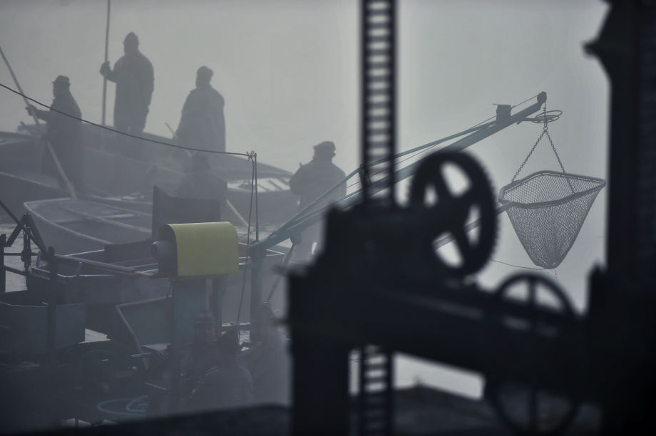 Устроившись через крюинг на судно в Лас-Пальмасе, рыбаки ждали выполнения обязательств по контракту несколько месяцев, но денег так и не получили.Фото: Vaclav Pancer/ZUMA/TASS