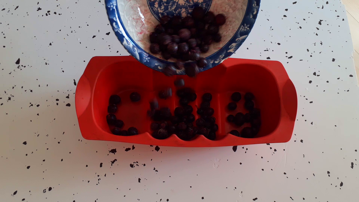 I pour frozen blueberries into the silicone mold. Instead of blueberries, you can use any other berry to taste, both frozen and fresh.