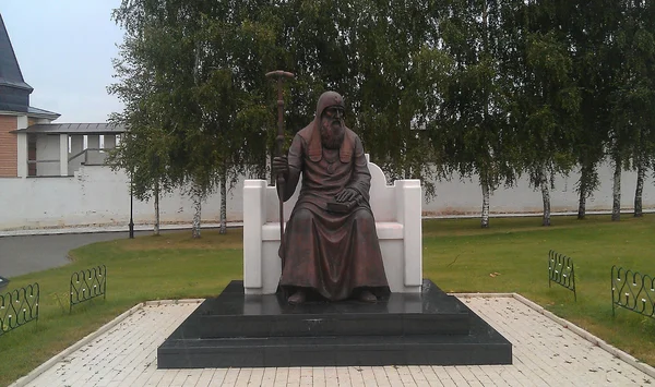 Памятник Святителю Иову в Свято-Успенском монастыре (Старица)