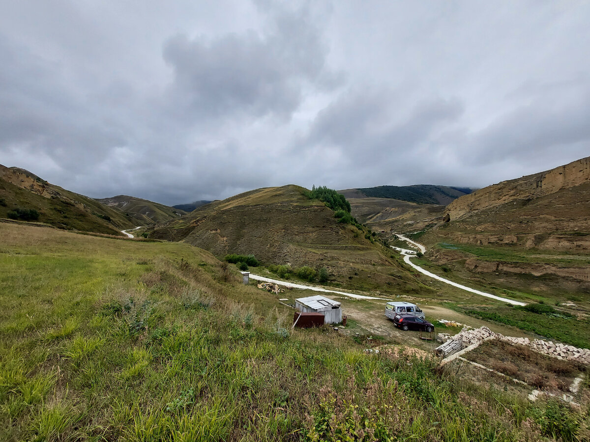 Налево дорога к водопаду, справа экстрим парк, а в центре наши машины, там мы и ночевали.