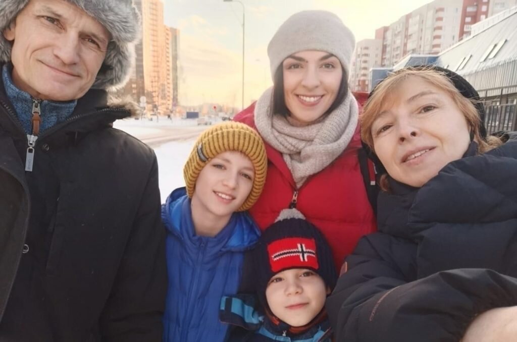 Теперь у Темы есть старший брат, мама, бабушка и дедушка.