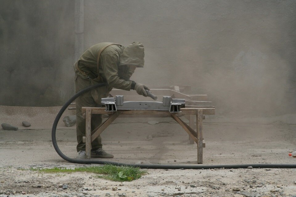 На фото рабочий,хотя бы на улице,а люди фирмы о которой идёт речь в маленьком помещении работают.