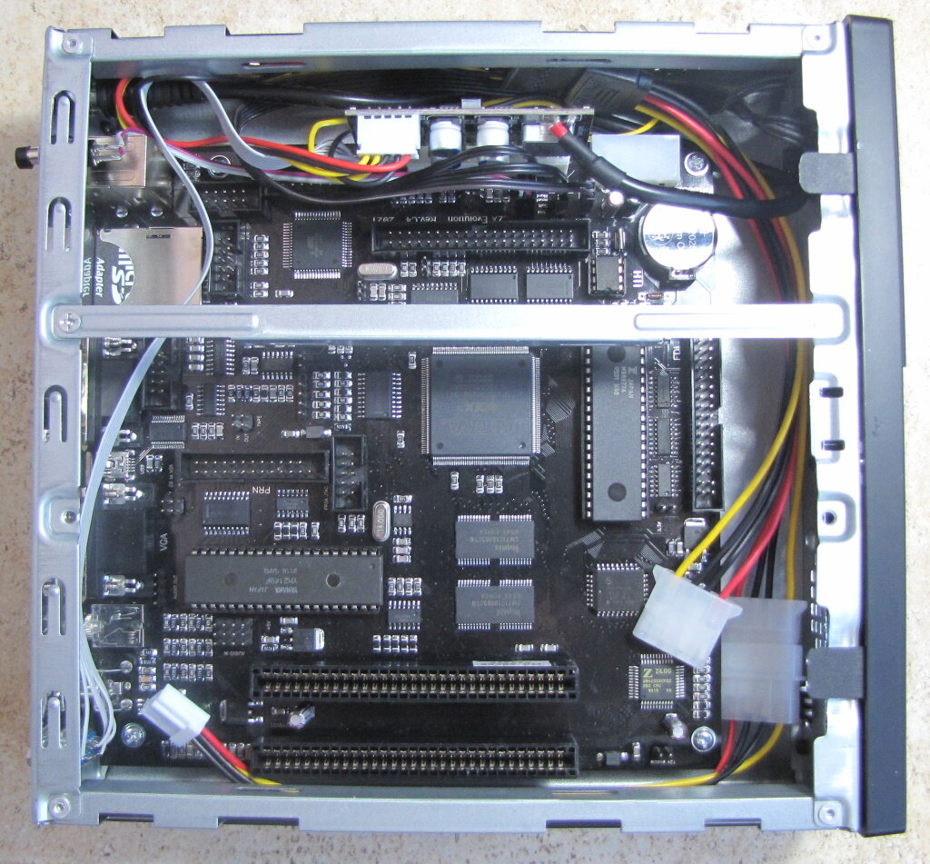 Кнопка над разъемами мыши и клавиатуры — это я вынес вызов NMI, ибо ресета в данном корпусе нет. Кнопку включения задействовал как софт-ресет.