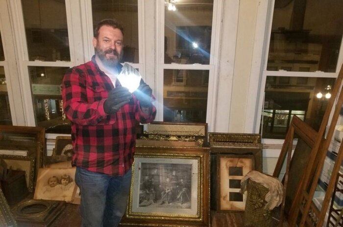 Дэвид Дж. Уиткомб нашел тайник, который поможет окупить ему все затраты на покупку и ремонт старинного дома. | Фото: art-news.com.ua.