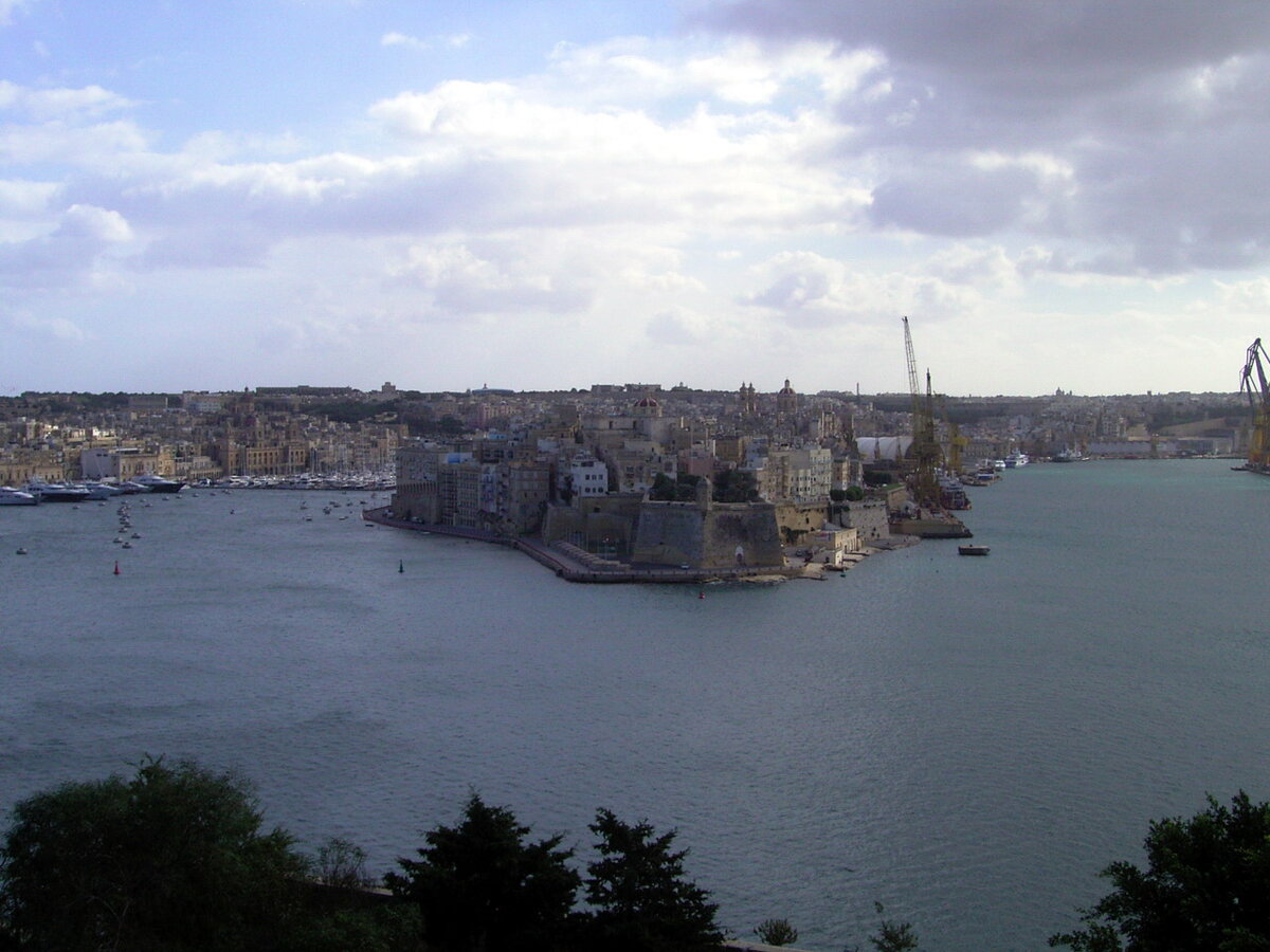 Вид на порт и бастионы форта напротив