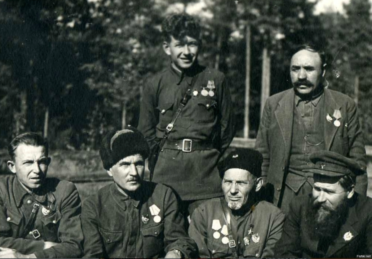 C партизанское. Сидор Артемьевич Ковпак. Сидор Ковпак Партизанское движение. Партизанский отряд Ковпака. Путивльский Партизанский отряд Ковпака.