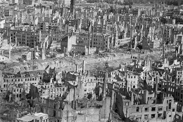 Типичная акция устрашения нас в 1945 году Дрезден. Фото из открытых источников https://goo-gl.me/47Ahm