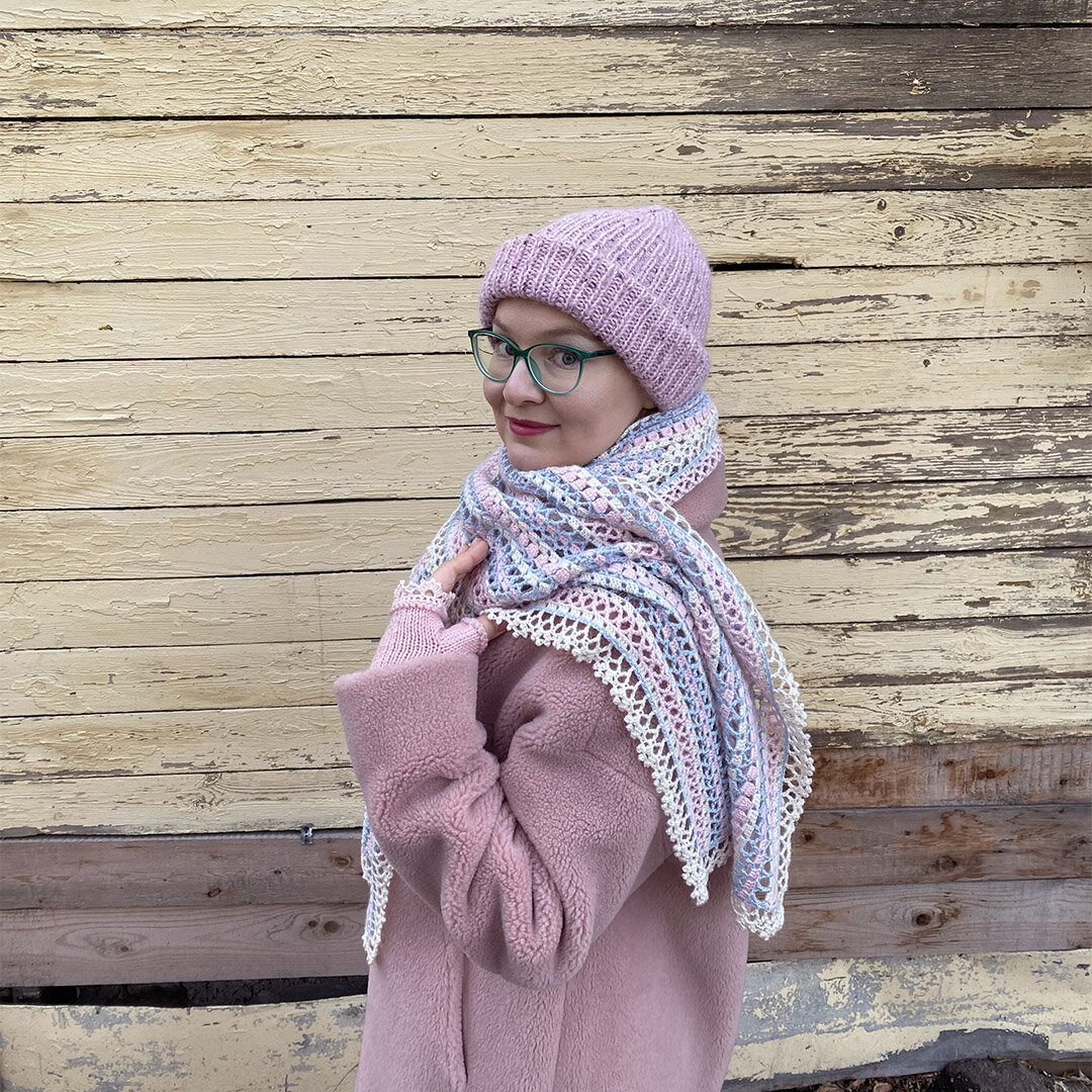 Шарф "Утренняя дымка" связан из альпаки с шелком.
Этот узор также подходит и для тонкого хлопка.