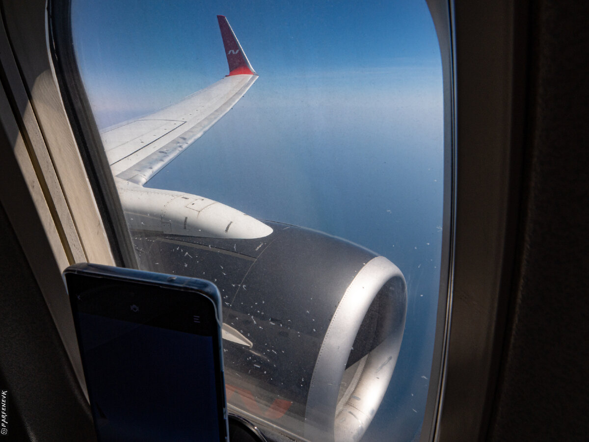 Пролет над Каспийским морем. Кстати, такой приятный ракурс открывается с 6-го ряда (по левой стороне самолёта при вылете из Москвы), самое то для сьемок взлета и посадки