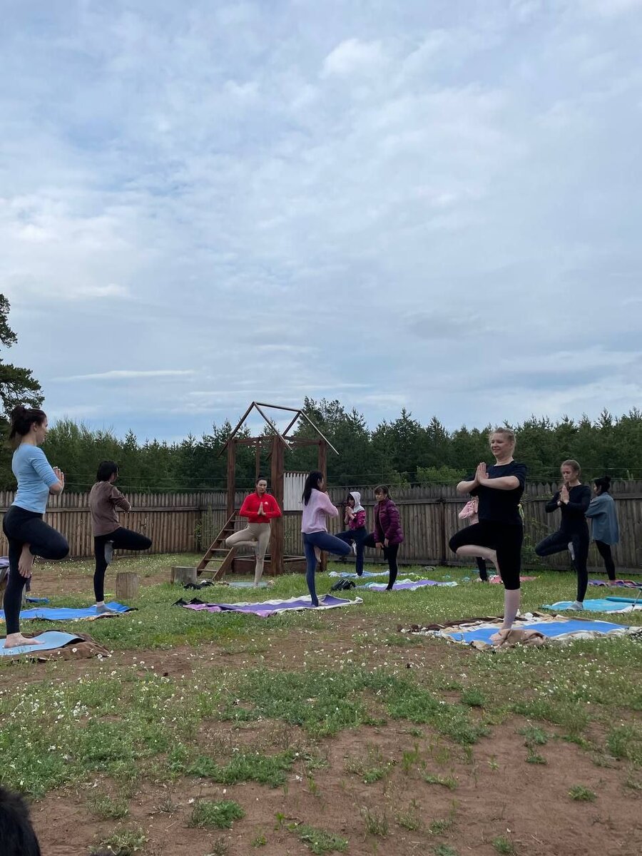 Врикшасана:руки в намасте перед грудью.