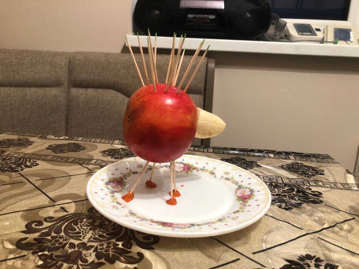 Ежик из яблока. Яна делала все сама!