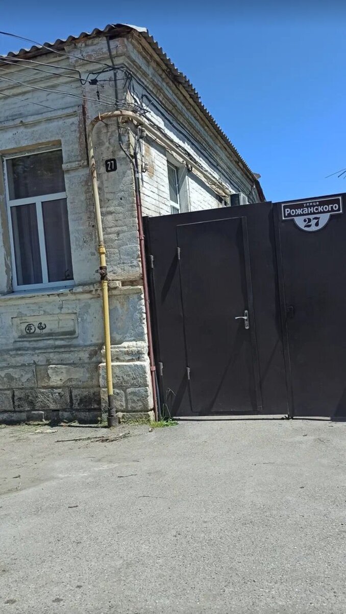 Дом в этом дворе