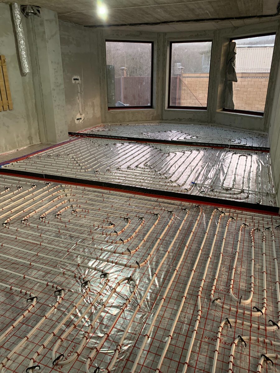 Стяжка надежно изолирует греющую систему от внешней среды, уменьшая теплопотери 