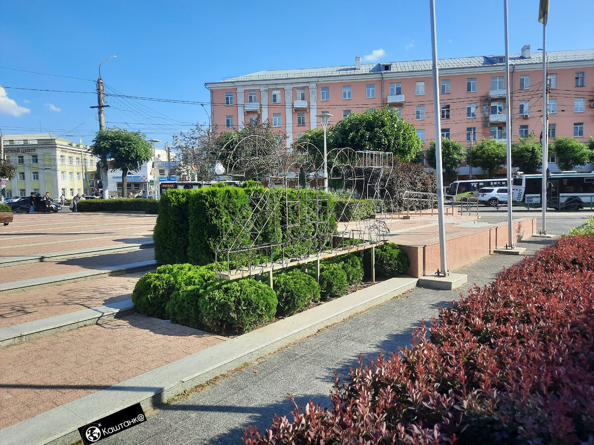 Фото из личного архива: Небольшой сквер на площади перед отелем "Амакс".