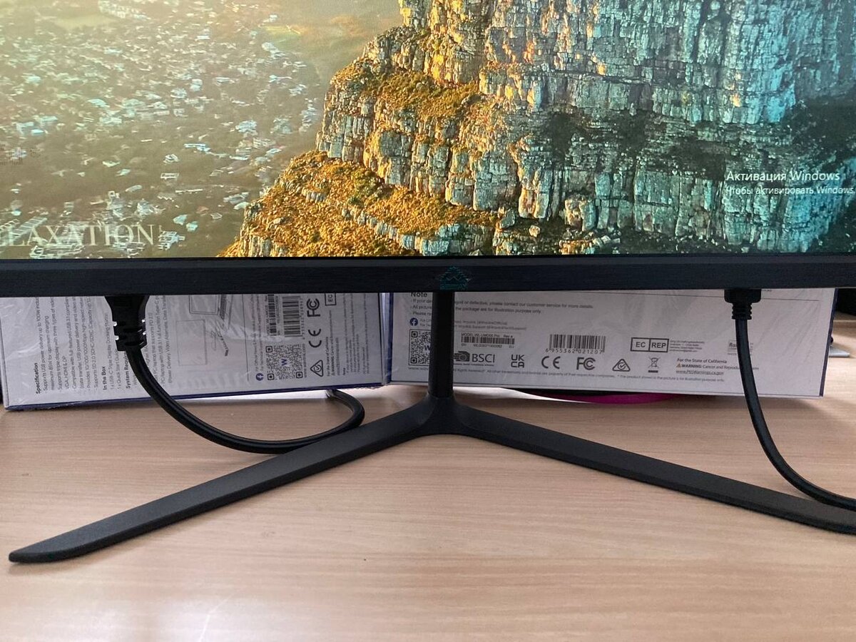 Кабели питания торчат под нижним краем монитора