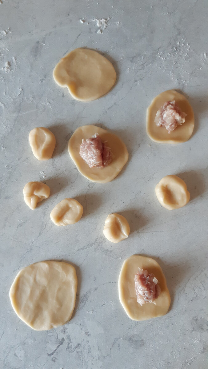 Кружки не очень ровные,так как помогали ребятишки,кто-то катал скалкой,кто пальчиками. 