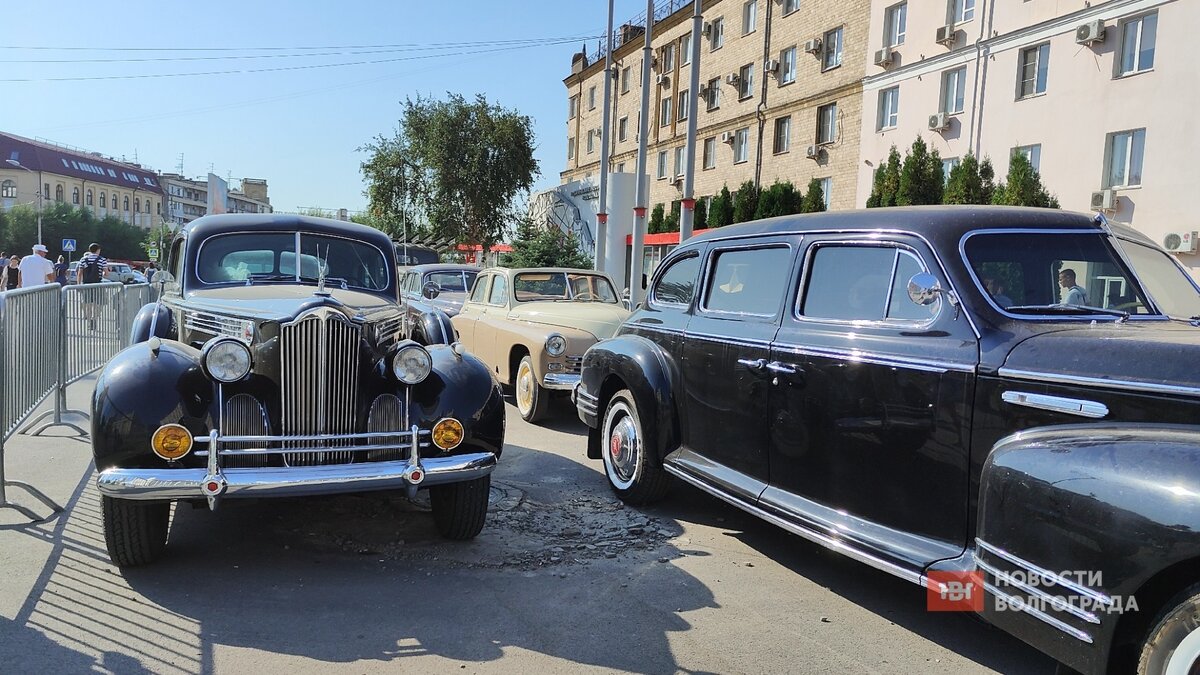     Ретро-автомобили свезли на площадь у центрального вокзала в Волгограде. Вероятно, машины примут участие в байк-шоу, которое состоится в городе-герое уже через три дня.