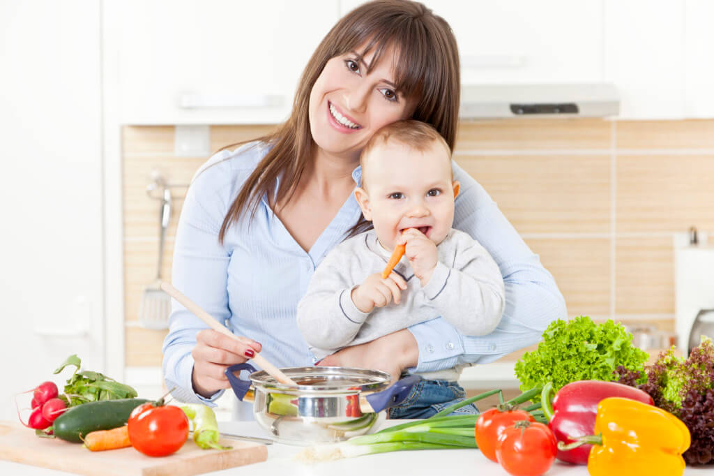 Кухня кормящей матери. Здоровая мать здоровый ребенок. Женщина с ребенком и полезной едой. Мама ребенок здоровое питание. Питание родильницы.