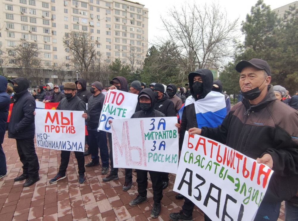 Население против. Мигранты митинг. Мигранты в России. Мы против мигрантов. Митинги против мигрантов в Обнинске.