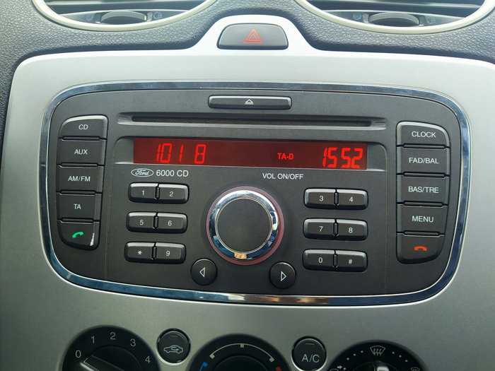 Кратко предыстория. Несколько лет назад авто (Ford Focus 2 2007) было отдано на химчистку салона, и после этого экран магнитолы перестал отображать символы.