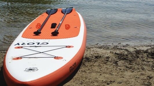 Поставьте колени между черным креплением, где указаны точки