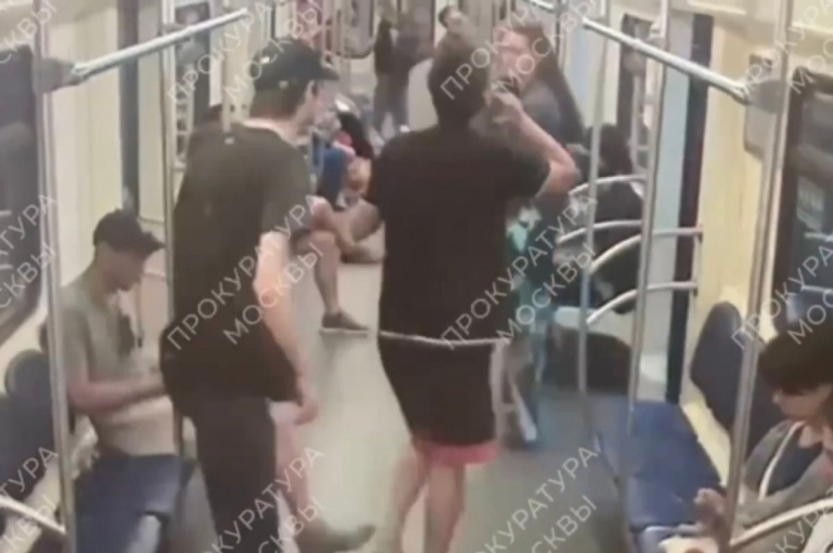    Россиянин подсмотрел пароль у пассажира в метро и украл его телефон