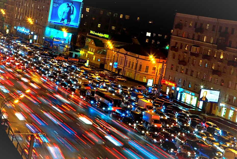 А снаружи суета и хаос...