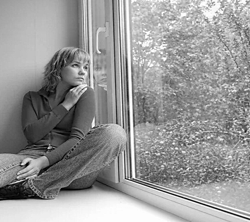 Девушка в темноте у окна. Женщина в окне. Человек сидит на подоконнике. Анджелина джоли сидит. Девушка сидит на подоконнике.