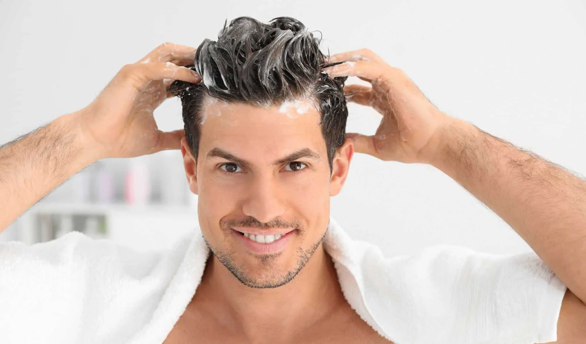 Мужчина моет волосы. Помытые мужские волосы. Мытые красивые мужские волосы. Шампунь для мужчин. Men s Shampoo.