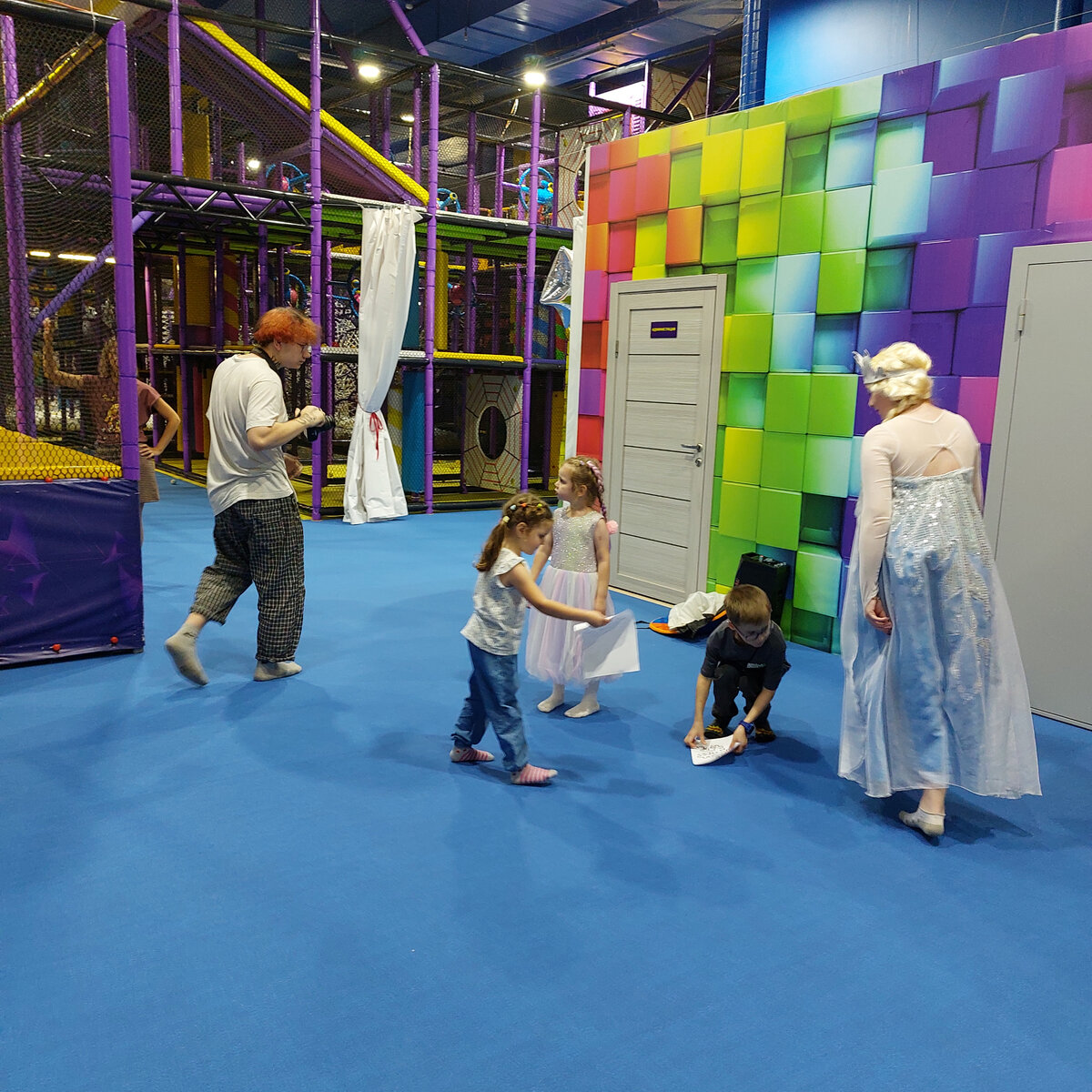 Вот так аниматоры веселят наших внуков в разных костюмах. Здесь Эльза из "Холодного сердца"-она же аниматор, она же сидит на входе в этот огромный комплекс, она же администратор...