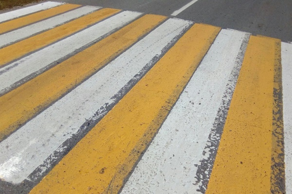    В Новосибирске дети мелом нарисовали «зебру» на улице без перехода