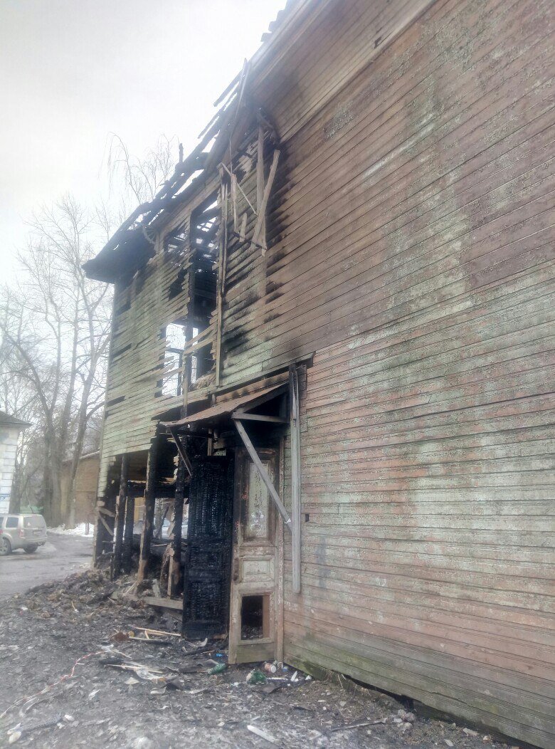 свисающие доски с крыши пугают родителей школьников