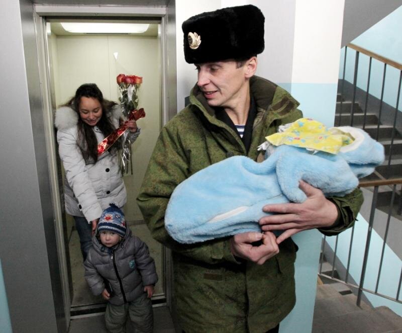 Армия если родился ребенок. Семья военного. Дети военнослужащих. Семья военнослужащего. Военный с женой и ребенком.