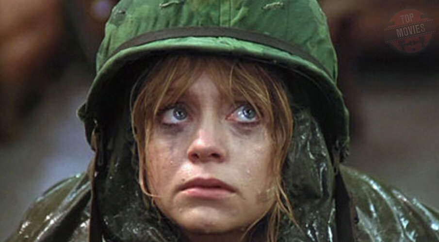 После двух неудачных браков, последний из которых окончился смертью мужа во время первой брачной ночи, Джуди Бенджамин (Голди Хоун) с горя завербовалась в армию. Правда, она не подумала о том, что капризной девушке из обеспеченной семьи будет сложно стать хорошим солдатом.